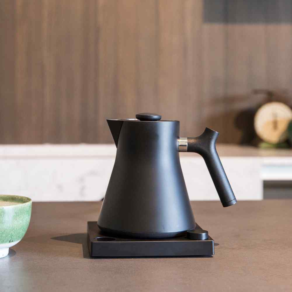 Tetera Corvo EKG Matte Black con control de temperatura (220v)