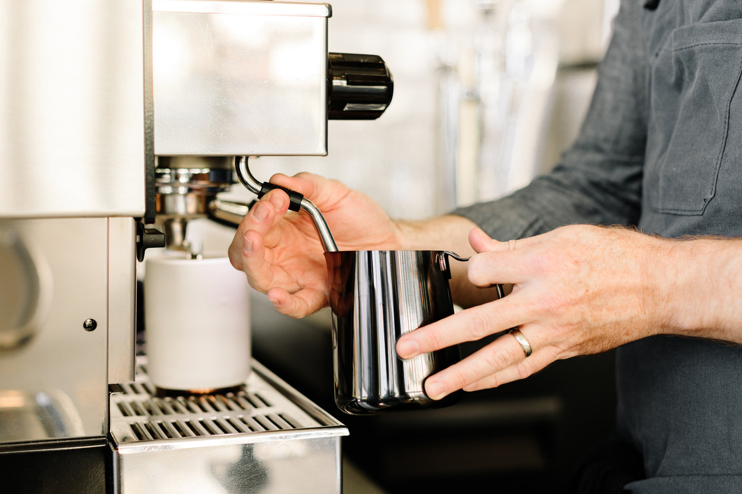 EDDY PITCHER - 18OZ Acero Pulido